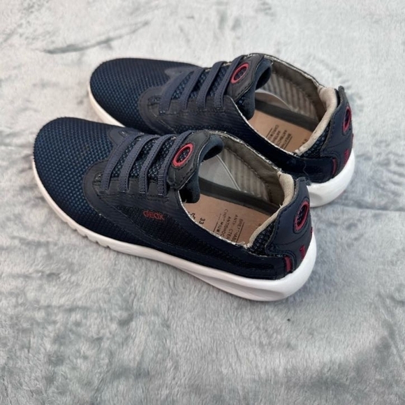 Geox youth US size 2 Excellent condition - Picture 9 of 9